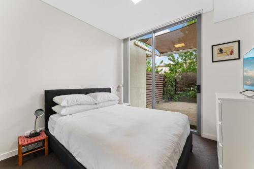 Tranquil 1-Bed Apartment with Courtyard Pool BBQ - image 2