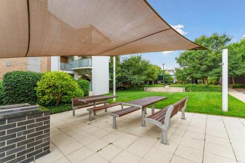 Tranquil 1-Bed Apartment with Courtyard Pool BBQ - image 5