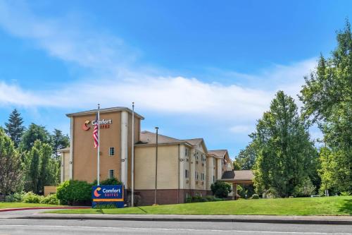 Comfort Suites Clackamas - Hotel