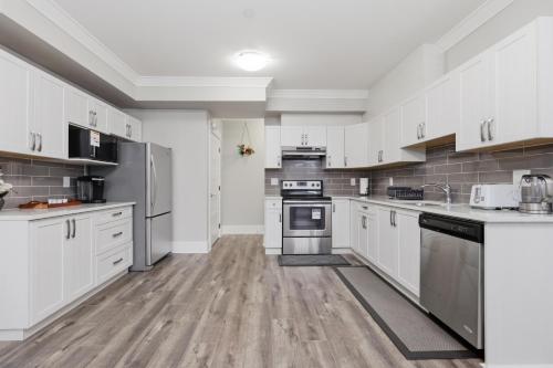 Modern Seaside Sanctuary 1 BR Executive Suite near White Rock Beach in White Rock