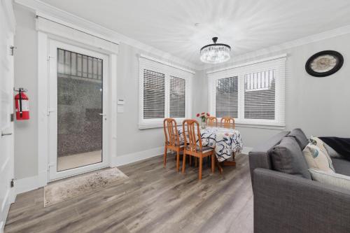 Eten en drinken, Modern Seaside Sanctuary 1 BR Executive Suite near White Rock Beach in White Rock