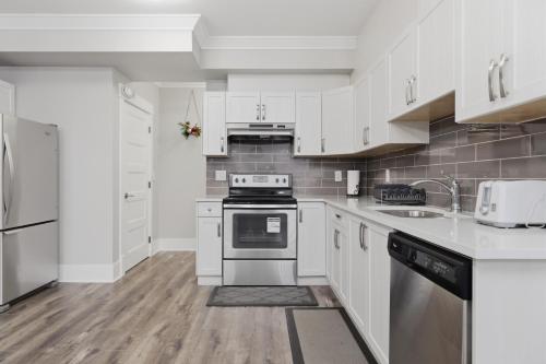 keuken, Modern Seaside Sanctuary 1 BR Executive Suite near White Rock Beach in White Rock