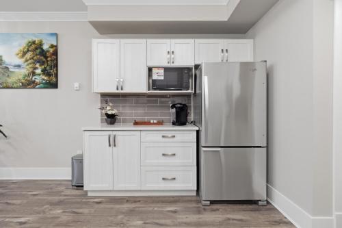 Eten en drinken, Modern Seaside Sanctuary 1 BR Executive Suite near White Rock Beach in White Rock