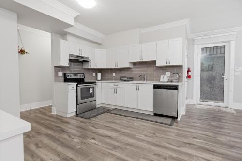 Modern Seaside Sanctuary 1 BR Executive Suite near White Rock Beach in White Rock