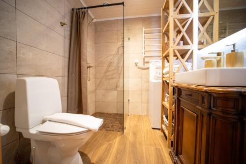 Fürdőszoba, Authentic Estonian Wood Interior Apartment, Sunset Balcony Views, Lahemaa in Kolga