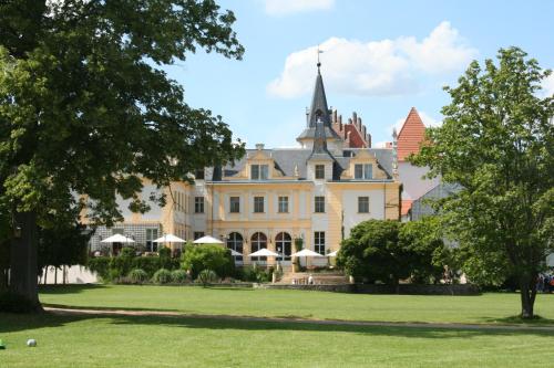 Viesnīcas āriene, Schloss und Gut Liebenberg in Lowenberger Land