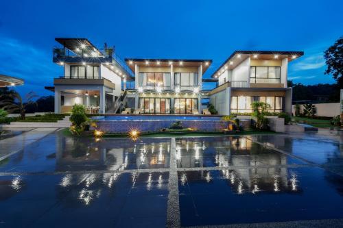 Damienerose Garden Villa in Maugat