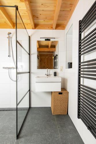 Shower, Cozy vacation cottage in beautiful surroundings in Empe