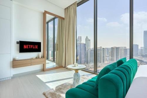 Modern Chic Studio Featuring Skyline Views - image 11