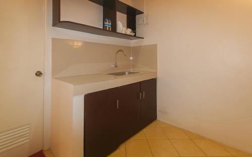 Kitchen, RedDoorz @ Davids Travellers Inn Cavite in General Trias