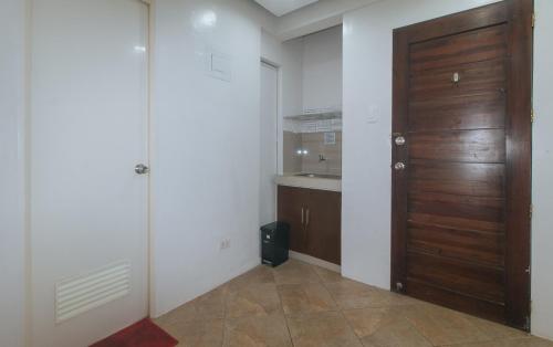 Kitchen, RedDoorz @ Davids Travellers Inn Cavite in General Trias