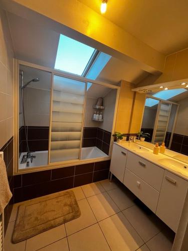Vannas istaba, Modern Apartment in Annemasse 15 mins to Geneva with private free parking in Vetraz-Monthoux (Rhone-Alpes)