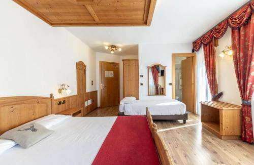 Family Hotel La Perla Room Type - Superior Triple Room Family Hotel La Perla Room Type - Superior Triple Room
