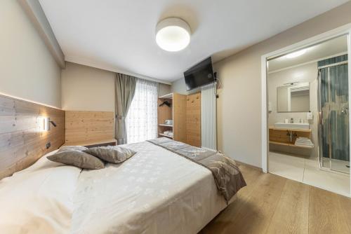 Family Hotel La Perla Room Type - Deluxe Double or Twin Room
