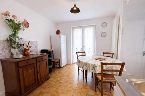Maison entière pour 4 personnes avec parking proche centre ville (Maison entiere pour 4 personnes avec parking proche centre ville) in L'Aigle mazpilsēta