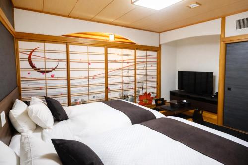 Modern Japanese-Style Room with Open-Air Cypress Bath - Dog Friendly