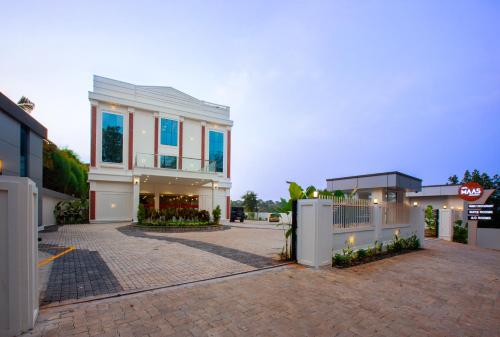 Hotel Maas Residency in Valikunama