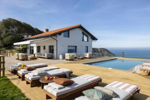 6 bedrooms, 11 beds