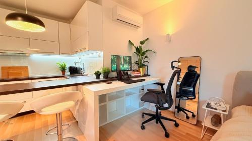 Quiet, Cozy and Sunny Studio in the Absolute City Center, Братислава (фото 7)