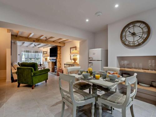 Iekārtas, 2 Bed in Broadway oc-95825 in Snowshill