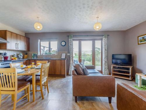 Iekārtas, 2 Bed in Worcester oc-cc008 in Clifton upon Teme
