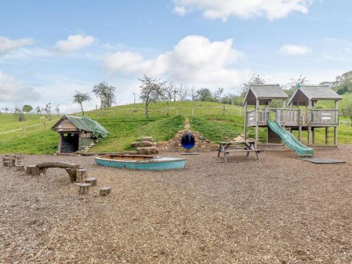 Iekārtas, 2 Bed in Worcester oc-cc008 in Clifton upon Teme
