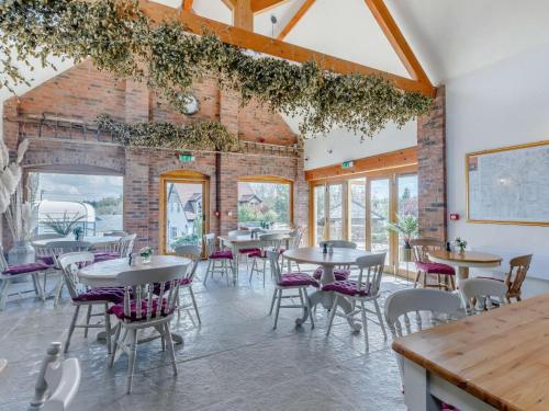 Iekārtas, 2 Bed in Worcester oc-cc008 in Clifton upon Teme