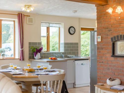 Iekārtas, 3 Bed in Worcester oc-cc037 in Clifton upon Teme