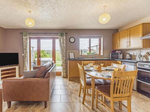 Iekārtas, 2 Bed in Worcester oc-cc065 in Clifton upon Teme