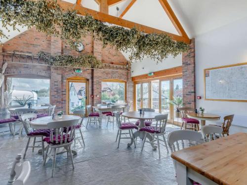 Iekārtas, 2 Bed in Worcester oc-cc065 in Clifton upon Teme