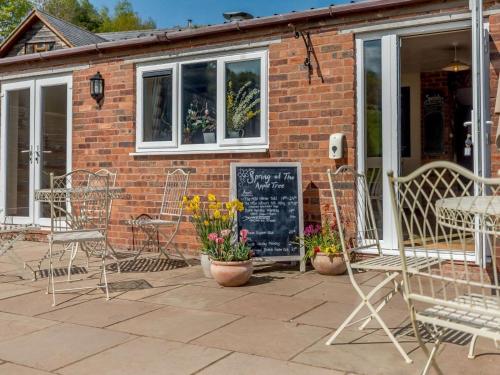 Iekārtas, 2 Bed in Worcester oc-cc065 in Clifton upon Teme
