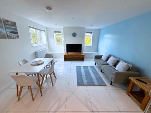 Shared lounge/TV area, The Elements Residence in Chepstow