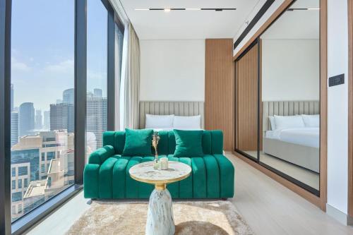 Modern Chic Studio Featuring Skyline Views - image 2