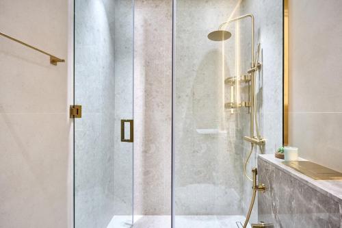 Modern Chic Studio Featuring Skyline Views - image 7