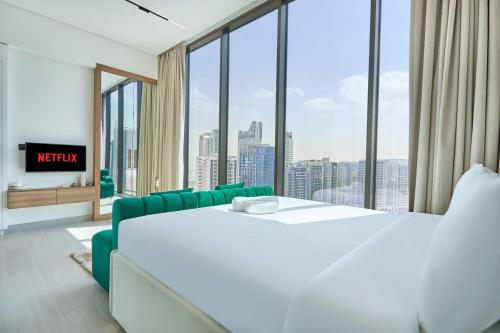 Modern Chic Studio Featuring Skyline Views - image 12