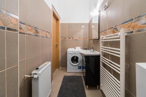 Budapest Eye Apartment - image 3