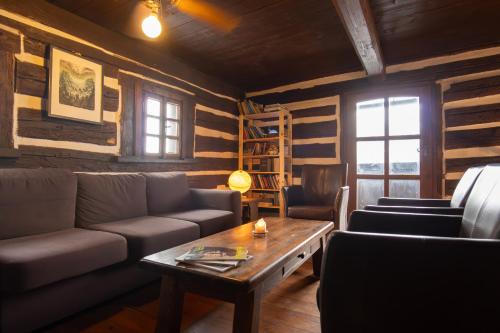 Pod jednou střechou (Pod jednou strechou) in Podkosta