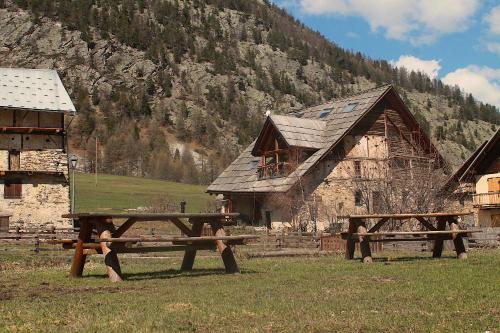 10211 Chalet d'exception nature sport et bien être sauna,jacuzzi hammam frigidarium (10211 Chalet d'exception nature sport et bien etre sauna,jacuzzi hammam frigidarium) in Cervieres (Hautes Alpes)