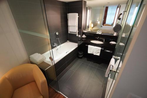 room detail thumbnail 2