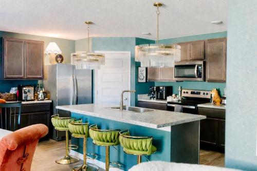 Chic Dog-friendly Coastal Stay Near Tropic Falls Owa, Beach, Fenced Yard - Gulf Shores, AL