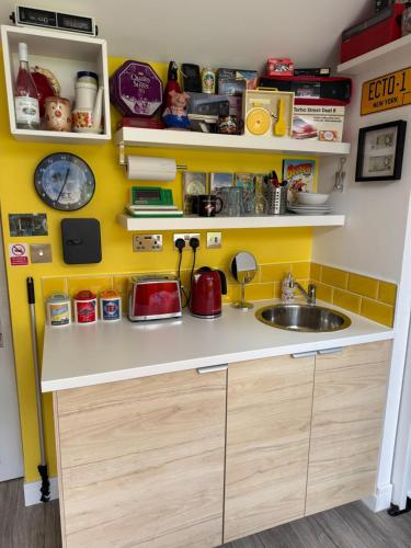 virtuve, Cherry Cottage Retro Stay, Stourport-on-Severn in Stourport-on-Severn