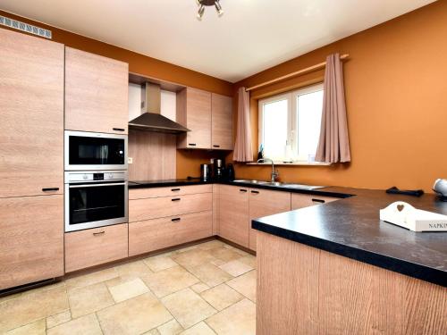 مطبخ, Holiday Home in Hastiere with Meuse Valley Views in Hastiere Lavaux