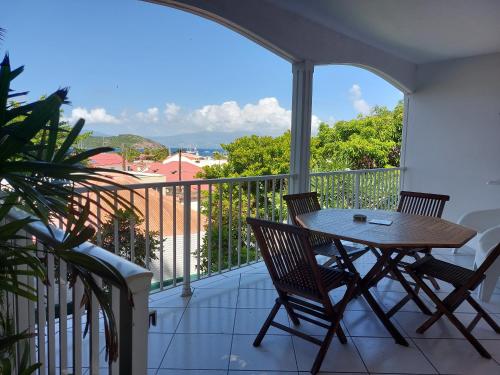 Agreable logement type F1, face a la baie, vue mer et jardin, proche debarcadere et toutes commodite in Terre-de-Haut