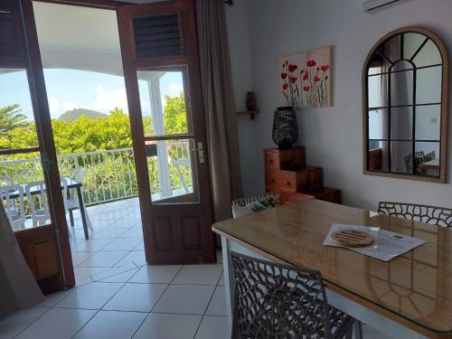 Agreable logement type F1, face a la baie, vue mer et jardin, proche debarcadere et toutes commodite in Terre-de-Haut