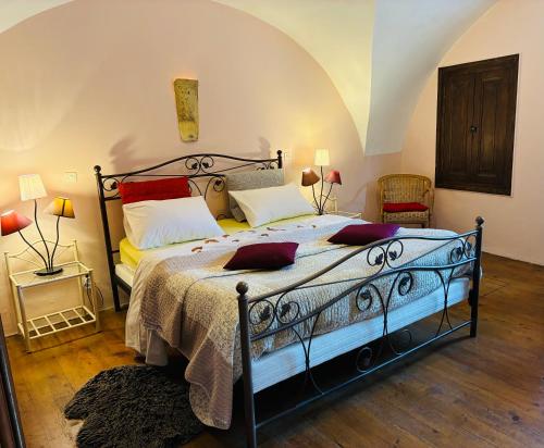 Le Rocher des Ducs, appartement, cour privative, abris voiture in Le Glaizil
