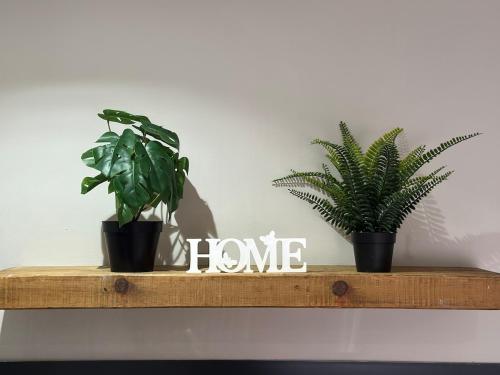 Modern 2 Bed Apartment, Sleeps 4 in Болтон