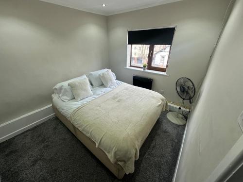 Modern 2 Bed Apartment, Sleeps 4 in Болтон