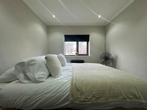 Modern 2 Bed Apartment, Sleeps 4 in Болтон