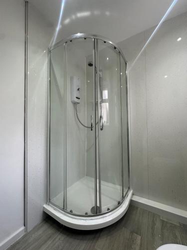 Modern 2 Bed Apartment, Sleeps 4 in Болтон