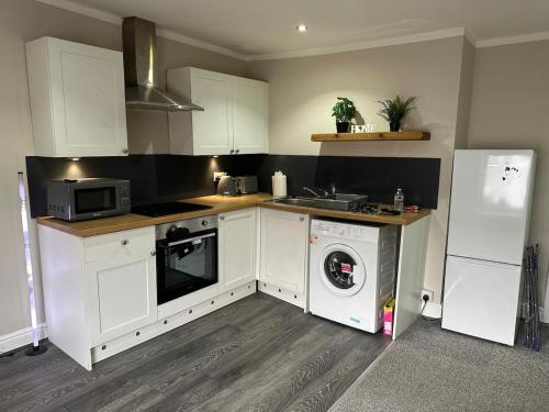 Modern 2 Bed Apartment, Sleeps 4 in Болтон